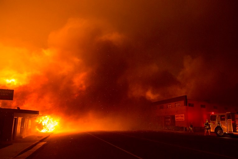 VIDEO Požari gutaju gradove u Kaliforniji: Najmanje 5 mrtvih, 150.000 evakuirano
