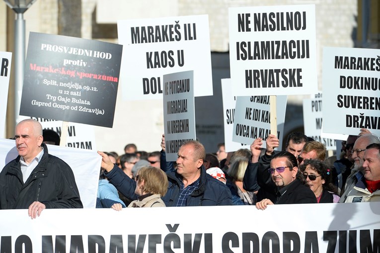 U Splitu prosvjedovali protiv migranata, molili se i vikali: "Nećemo Arape!"