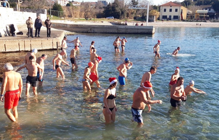VIDEO U Puli, Opatiji i Šibeniku 2019. proslavili novogodišnjim kupanjem u moru