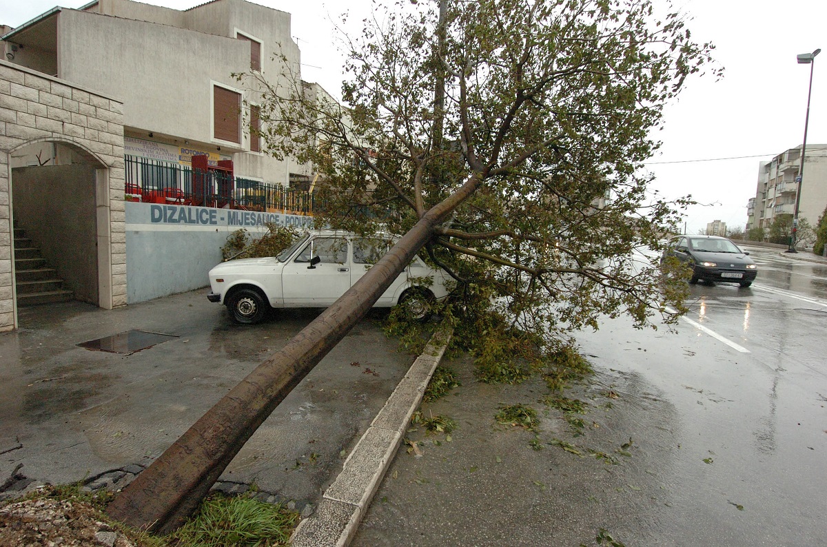 Orkanska bura u Dalmaciji nosila stabla, čupala ograde, gorjeli kontejneri...