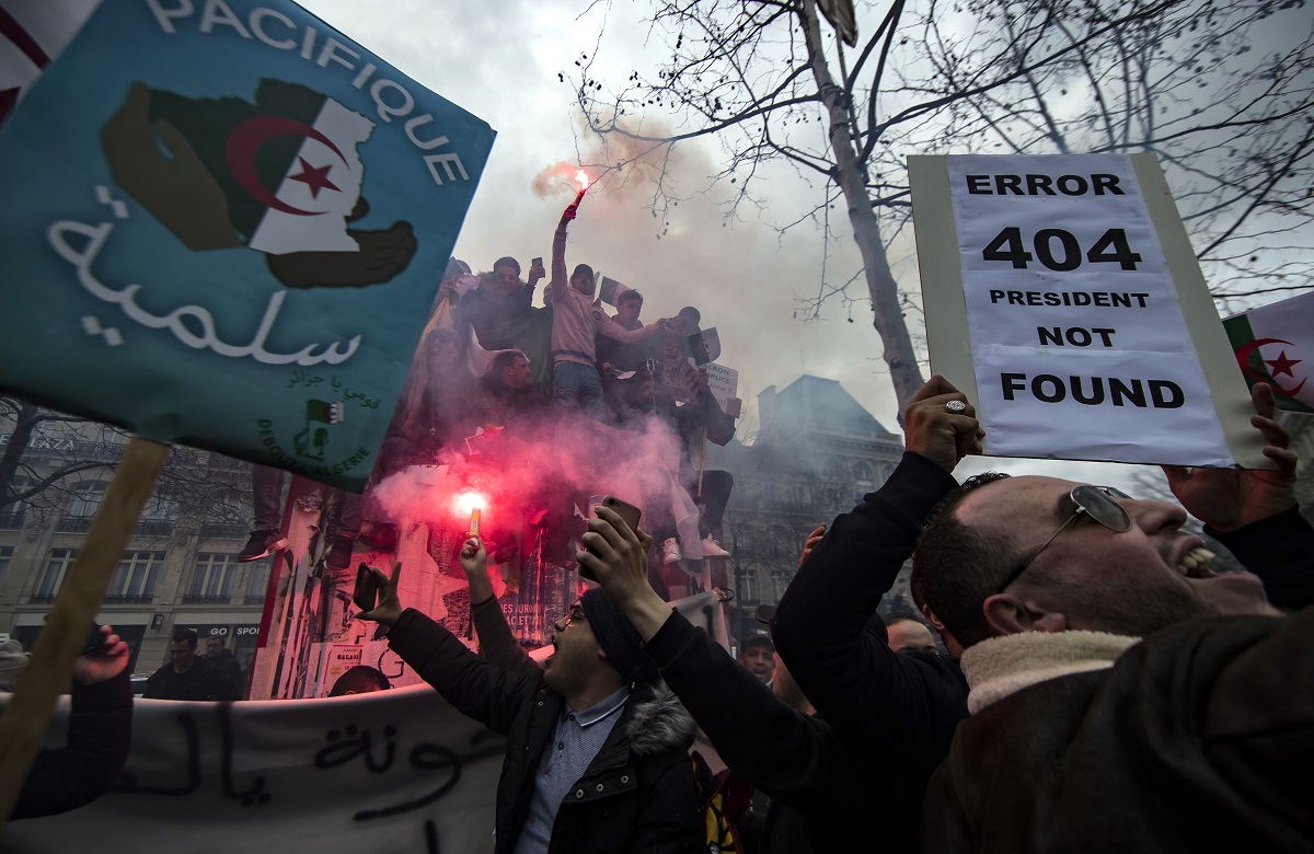 Tisuće ljudi prosvjedovalo diljem Francuske protiv alžirskog predsjednika