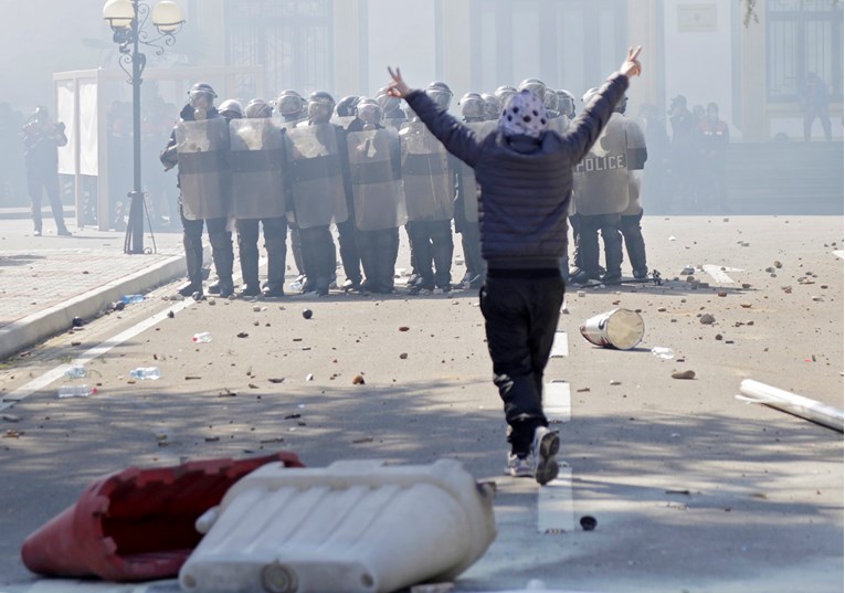 Nasilni prosvjedi u Albaniji, ljudi probili barikade, probali upasti u parlament
