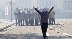 Nasilni prosvjedi u Albaniji, ljudi pokušali upasti u parlament. Policija bacila