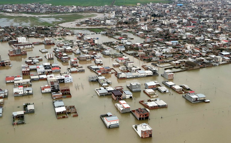 Zbog poplava u Iranu izdan nalog za evakuaciju više od 60.000 ljudi