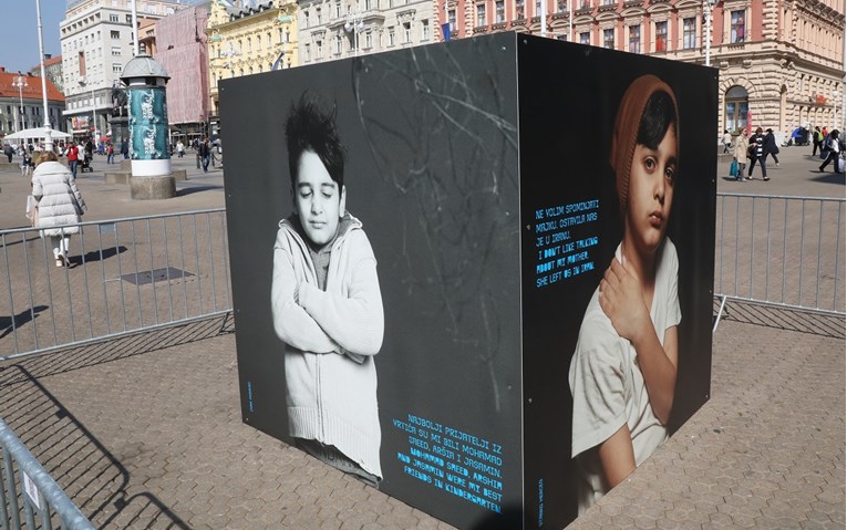 FOTO Na četiri zagrebačka trga postavljeni portreti izbjeglica i njihove priče