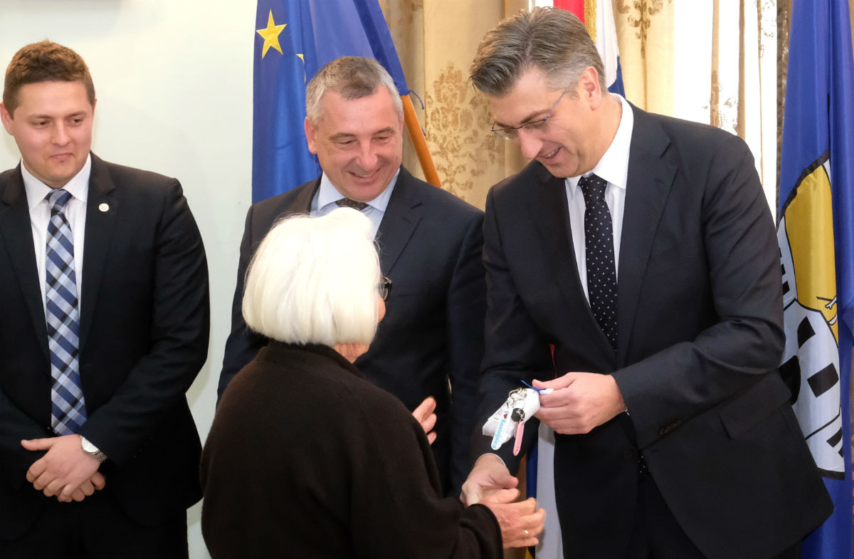 Plenković uručio ključeve kuća obiteljima kojima su domovi uništeni u klizištu