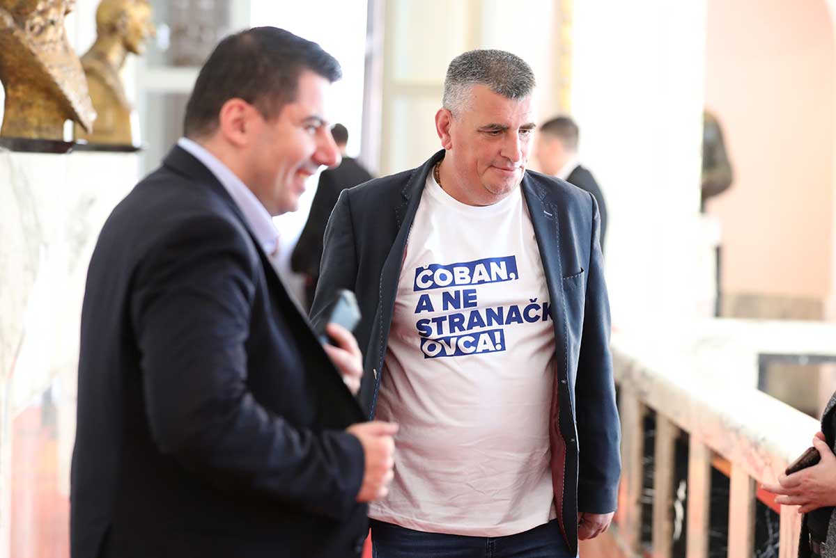 Bulj Plenkoviću dao litru mlijeka, pa obukao majicu - Čoban, a ne stranačka ovca