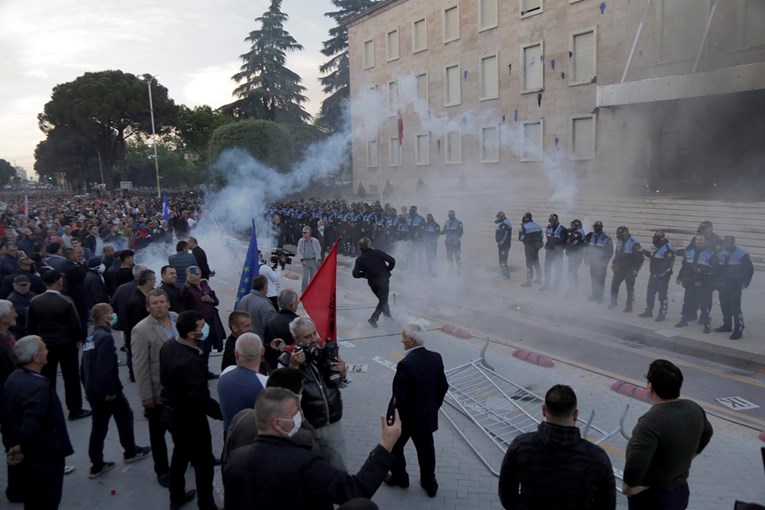 Novi prosvjedi protiv premijera u Albaniji, policija ljude tjerala suzavcem