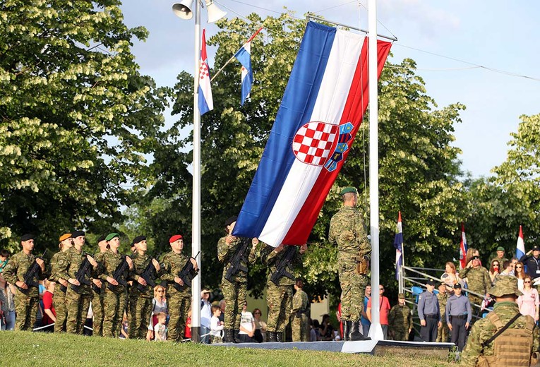 Vojnicima povećane naknade za rad