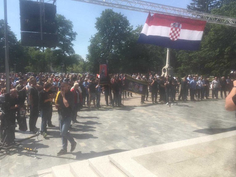 U Čakovcu par stotina ljudi prosvjedovalo protiv Roma. Došlo je do incidenta