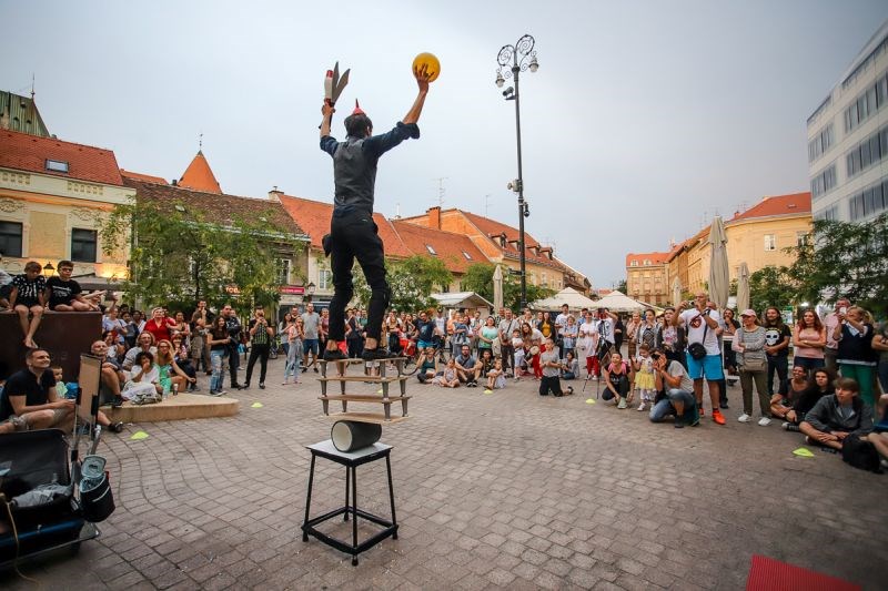 VIDEO Cest is d'Best: Pogledajte "najopasniji show festivala"