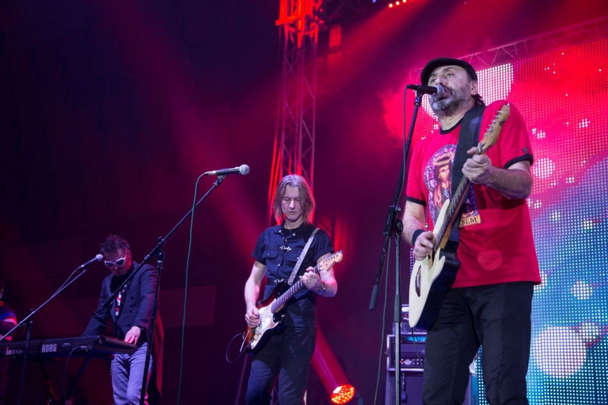 Kad legende sviraju, a publika zborno pjeva: Lijepa Alma zablistala u Skenderiji