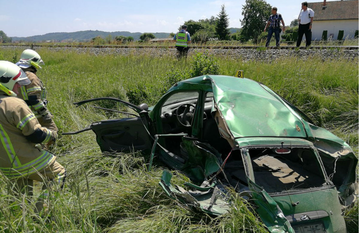 STRAVA KOD VIROVITICE Vlak na prijelazu bez rampe naletio na auto, samljeo ga je
