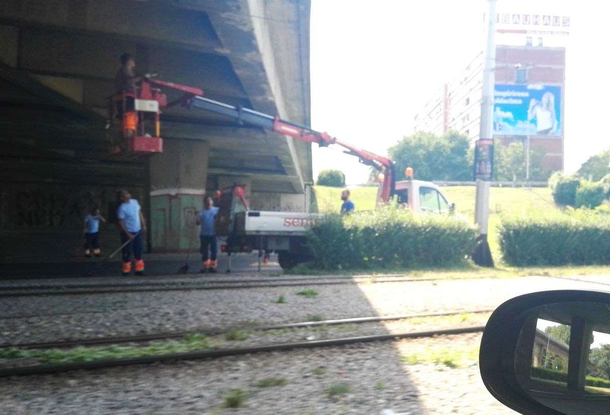 FOTO S poznate zagrebačke petlje padali dijelovi, radnici ih skupljali po cesti