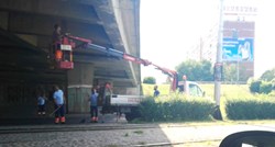 FOTO S poznate zagrebačke petlje padali dijelovi, radnici ih skupljali po cesti