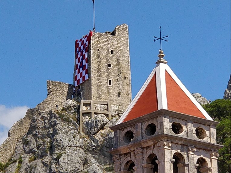 Iznenađenje za Perišića: S omiške tvrđave se vijori njegov najveći dres