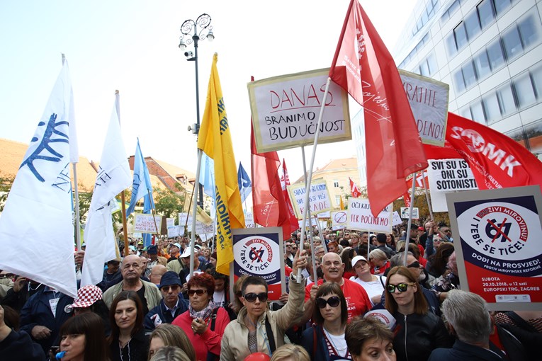 Tisuće na prosvjedu u Zagrebu: "Ovo je zemlja zombija. Nećemo raditi do 67."