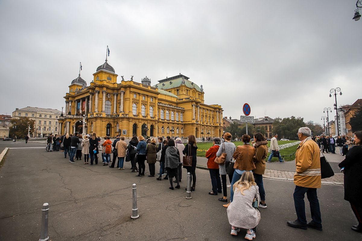 Ispred zagrebačkog HNK nastao ogroman red, razlog će vas sigurno iznenaditi