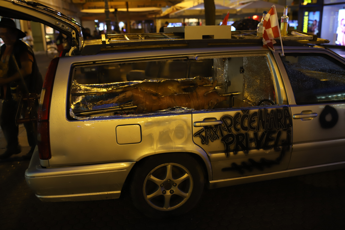 VIDEO U centru Zagreba peče janjca i svinju - u automobilu