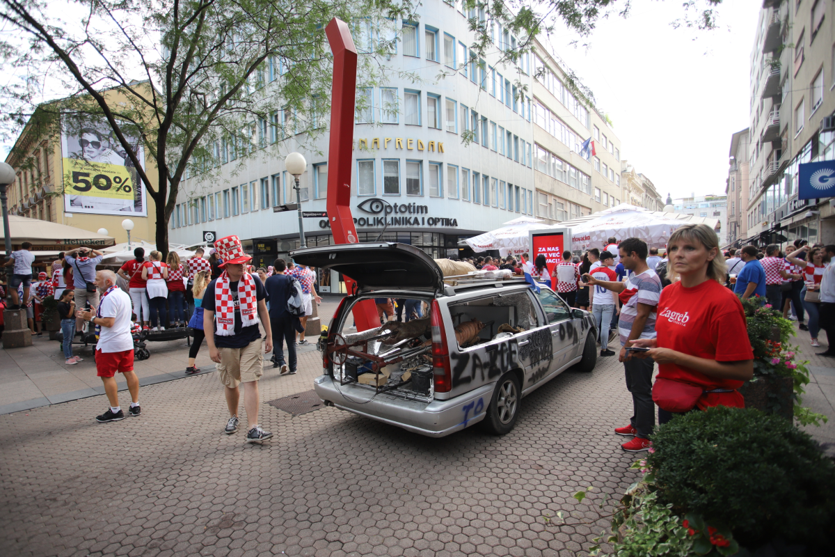 Taksi pečenjara se vratila: U autu u centru Zagreba vrte se odojak i janje na ražnju