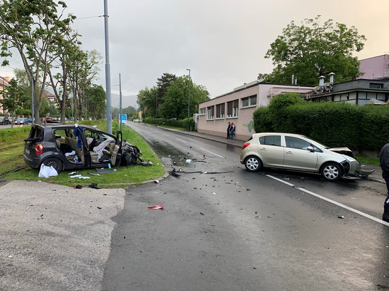 Još jedna nesreća u Zagrebu, auto je smrskan. Jedna osoba u bolnici