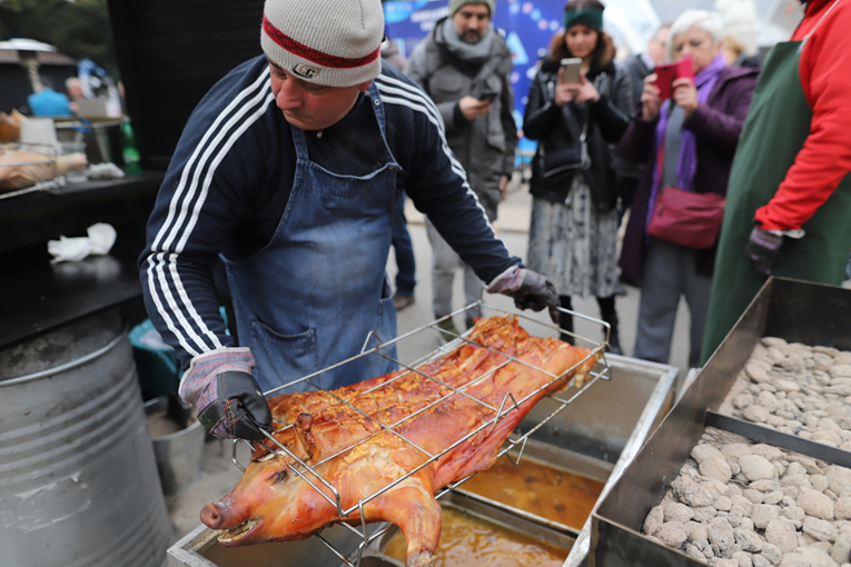 VIDEO Pronašli smo najbolje meso na Adventu u Zagrebu, peče se satima - u kutiji