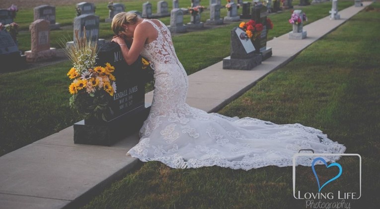 FOTO U vjenčanici jecala na grobu zaručnika na dan kad su se trebali vjenčati