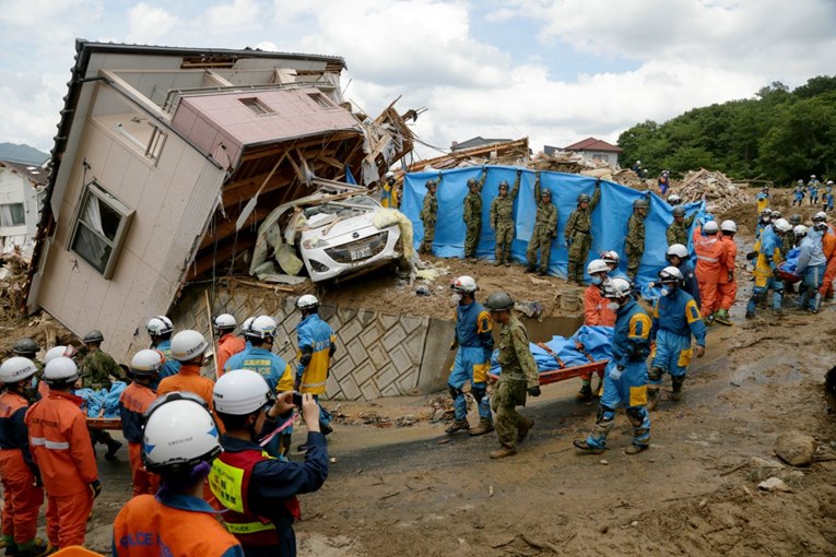 U neviđenim poplavama u Japanu poginulo najmanje 100 ljudi