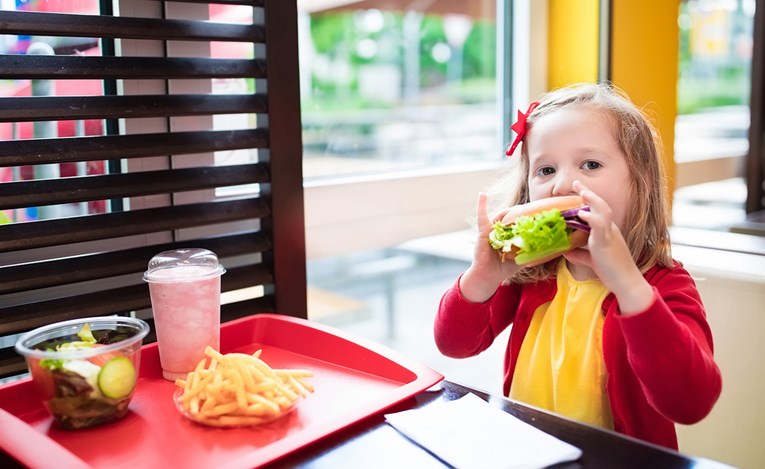 Istraživanje: Hrana u restoranima ima više kalorija od hrane u fast foodovima
