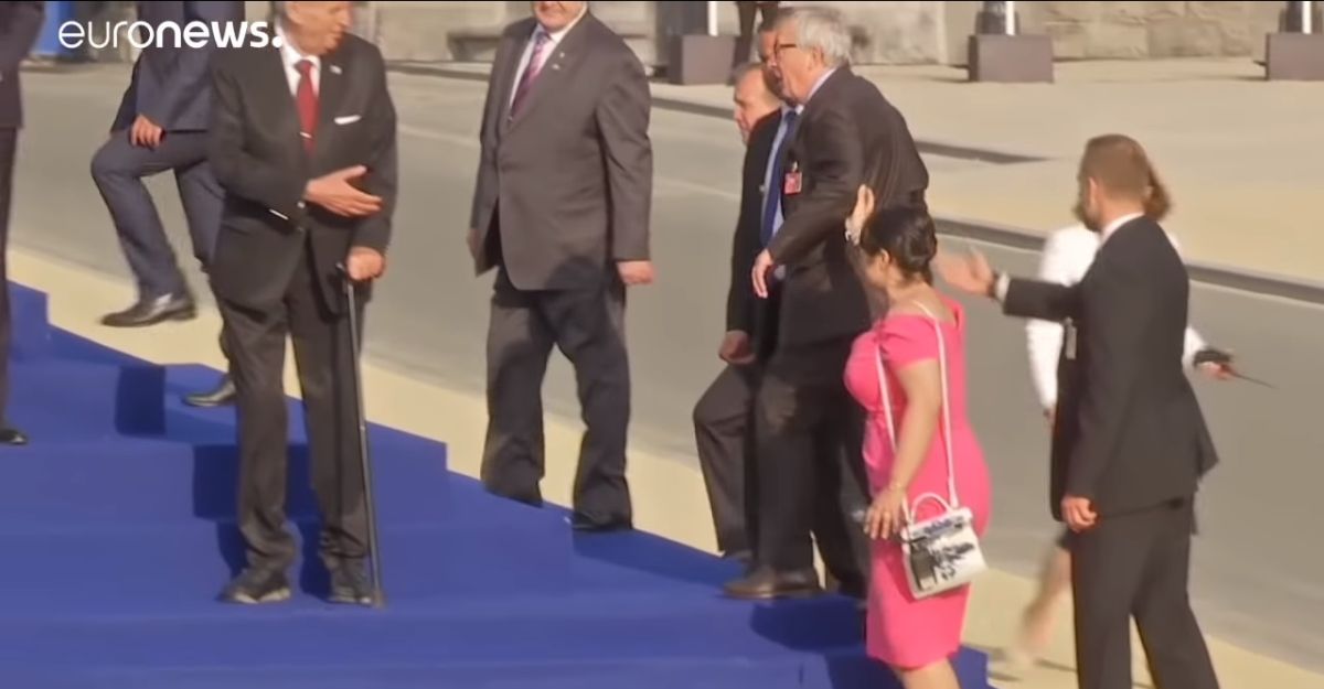 VIDEO Juncker posrtao na summitu NATO-a, drugi lideri ga morali pridržavati