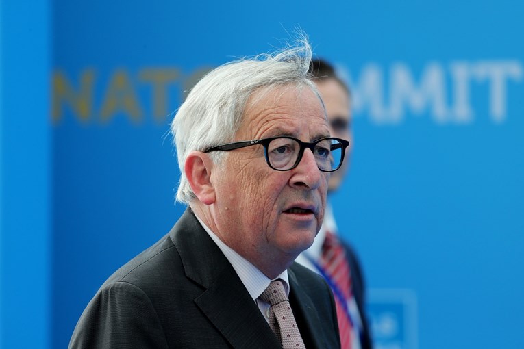 EU: Juncker je na summitu NATO-a teturao zbog išijasa, a ne zbog alkohola