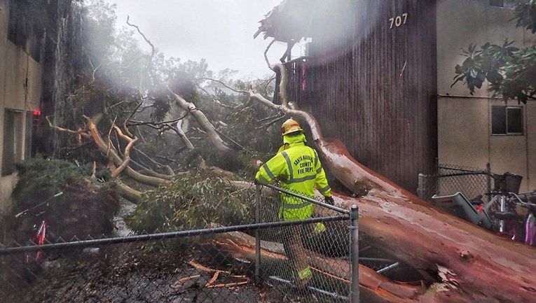 VIDEO Kaliforniju poharala snažna oluja, padala stabla, poplavljene ceste