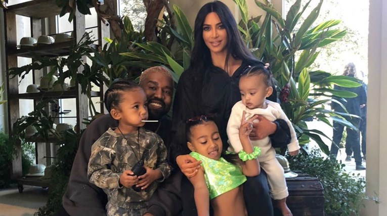 Mlađa djeca Kim Kardashian i Kanye Westa ne nasljeđuju odjeću i igračke od braće