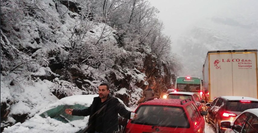 FOTO Zbog snijega zaustavljen promet između Mostara i Sarajeva