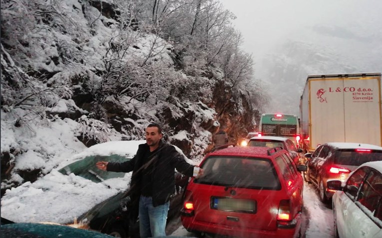 FOTO Zbog snijega zaustavljen promet između Mostara i Sarajeva