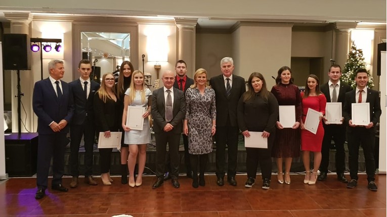 Kolinda na večeri BiH udruge nosila haljinu na preklop s uzorkom leoparda