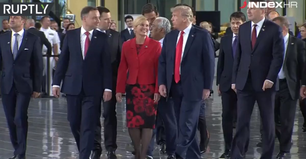 VIDEO Kakvi pogledi: Kolinda se baš ne može skulirati kad je pored Trumpa