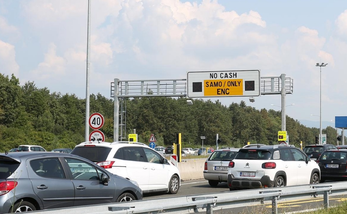Zbog prometne nesreće prekinut promet na autocesti A2 kod Jankomira