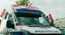 Policijski kombiji obično nisu okićeni zastavicama. Ali danas nije običan dan