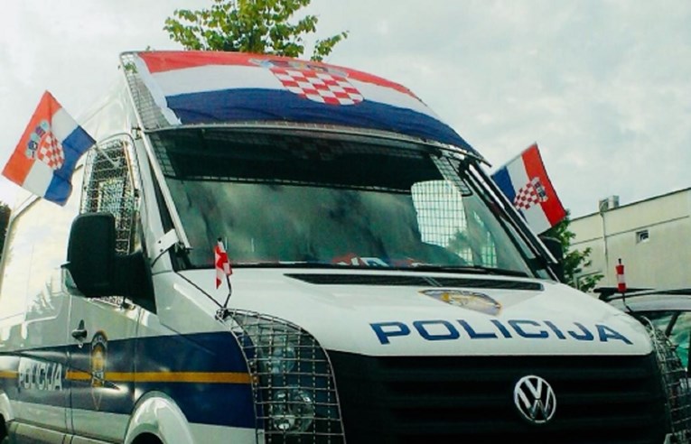 Policijski kombiji obično nisu okićeni zastavicama. Ali danas nije običan dan