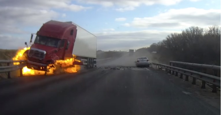 Stravična nesreća u Rusiji: Kamion se zapalio nakon sudara s automobilom