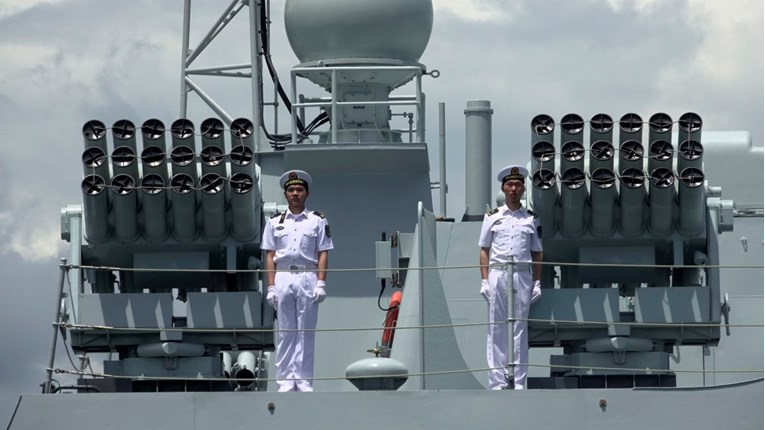Kina opravdava bliski susret s američkim razaračem u Južnom kineskom moru