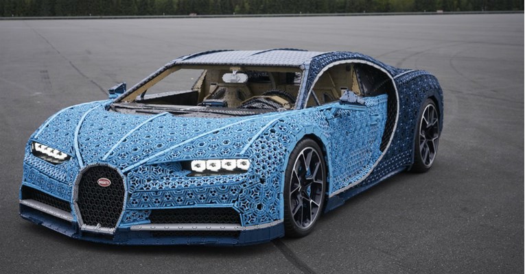 VIDEO Pogledajte auto od milijun legića: Pokreće ga 2000 motora i juri 20 km/h