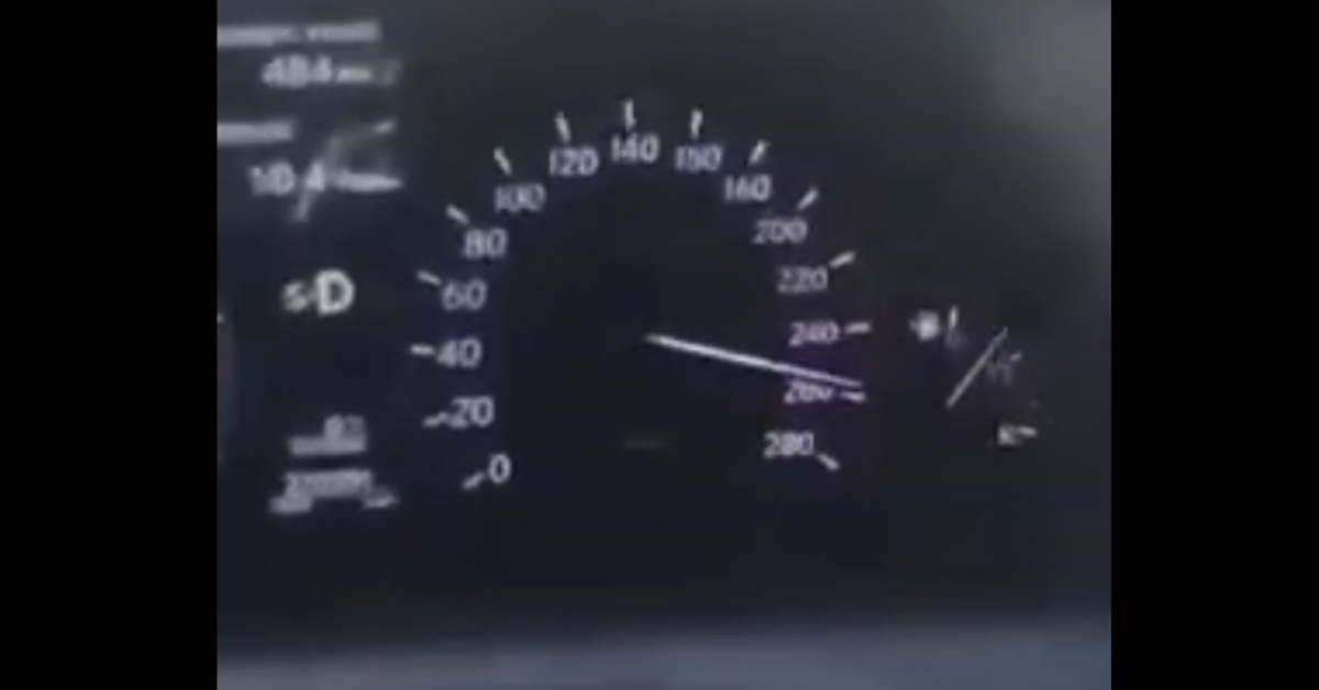 Idiot se snimao pri 260 km/h u Lexusu. Slupao se