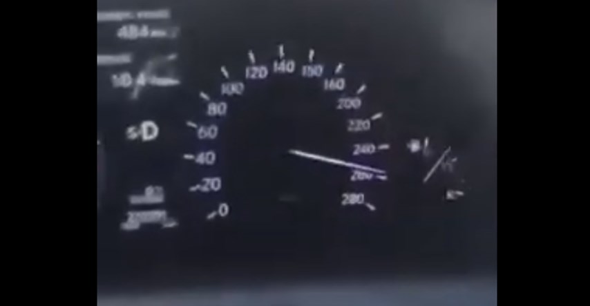 Idiot se snimao pri 260 km/h u Lexusu. Slupao se