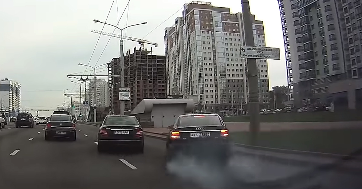 Kako je jureći Audi udario u Mercedes i poletio u nebo