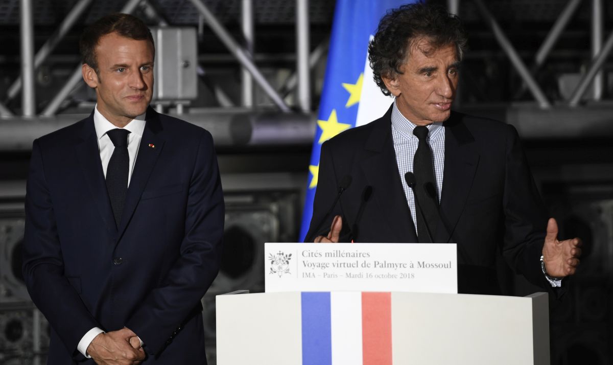 Macron se posuo pepelom nakon niza ostavki u vladi
