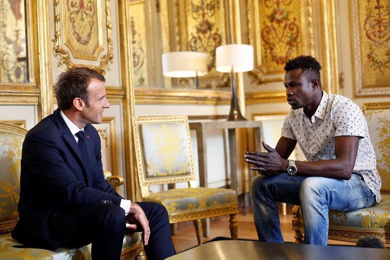 Heroju migrantu koji je spasio dijete Macron daje državljanstvo Francuske