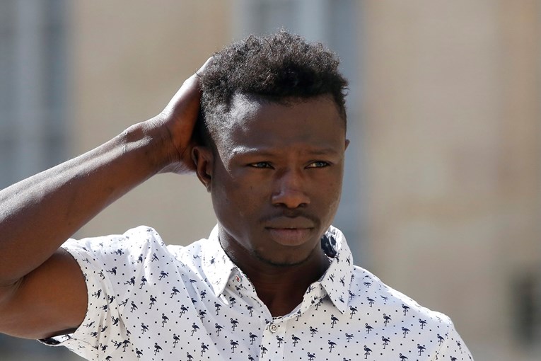 Mladi imigrant, heroj koji je spasio život dječaku, radit će za pariške vatrogasce