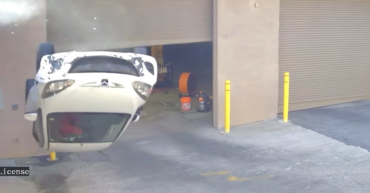 Doletio na krov pa sletio u autopraonicu: Razlog Mazdinog leta je nevjerojatan